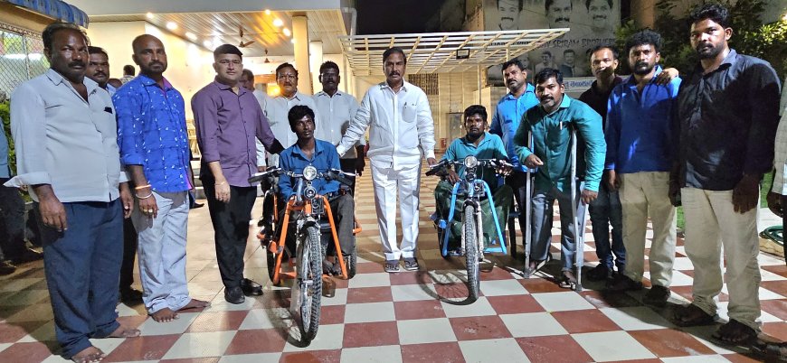 దివ్యాంగులకు బ్యాటరీ సైకిల్లు అందజేసిన శ్రీరాం రాజగోపాల్ తాతయ్య